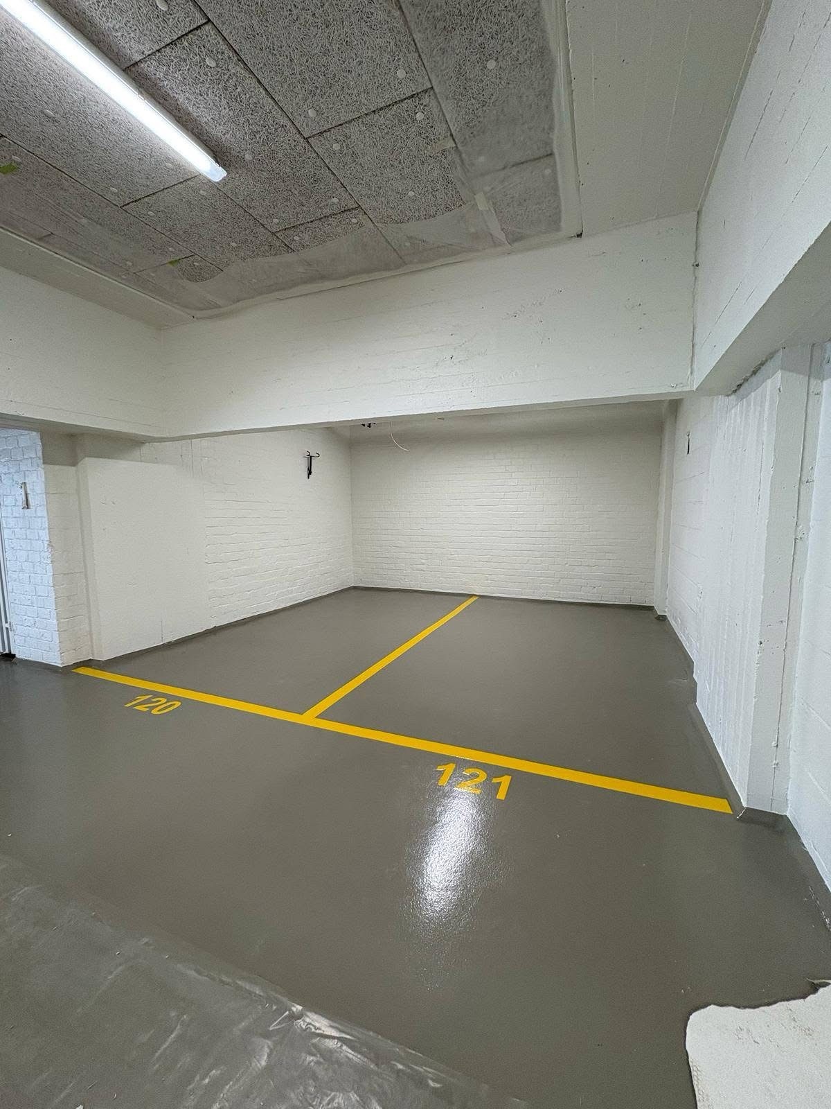Epoxy vloer met parkeerbelijning