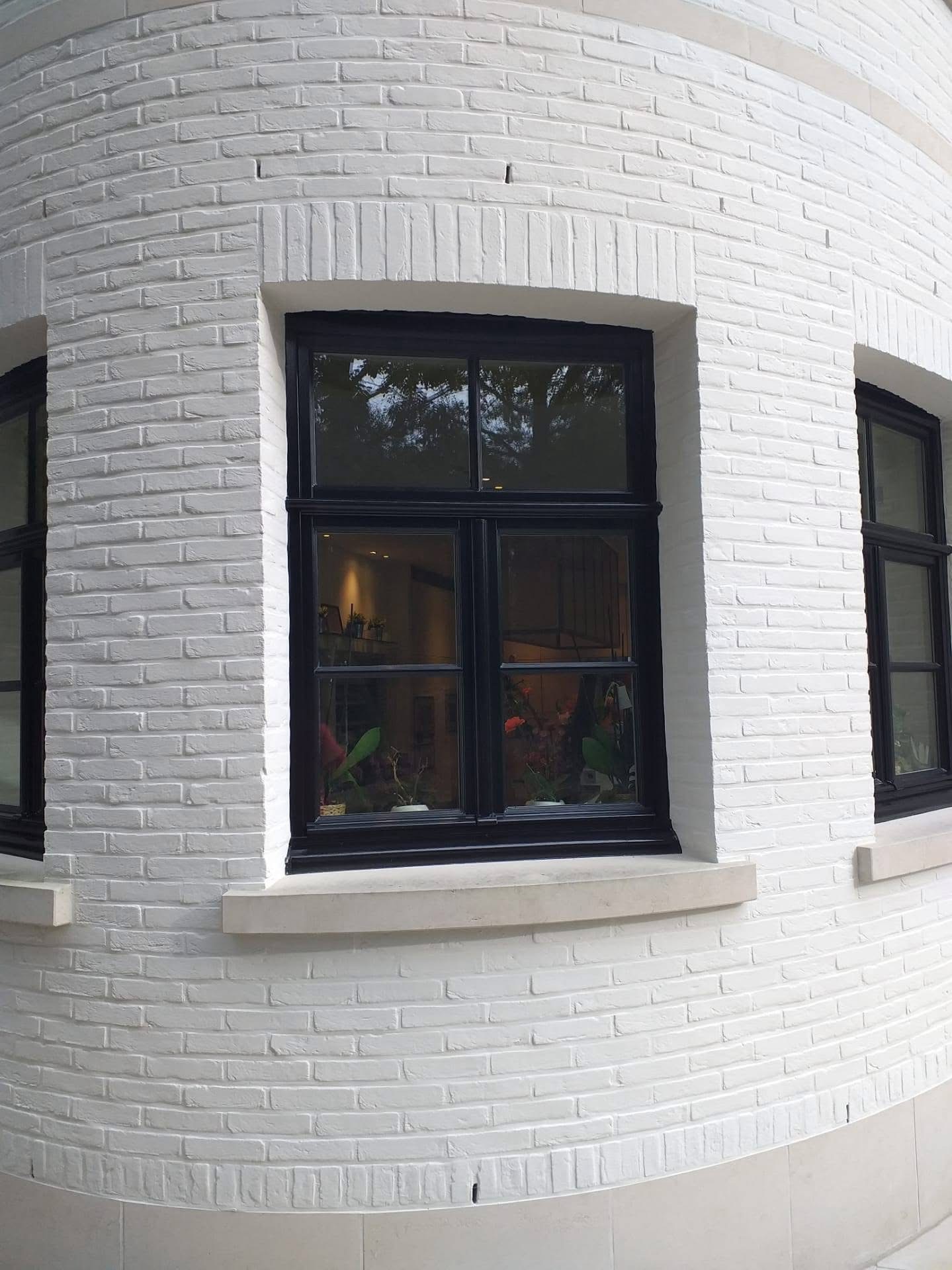 Gevel met schilderwerk en zwarte ramen