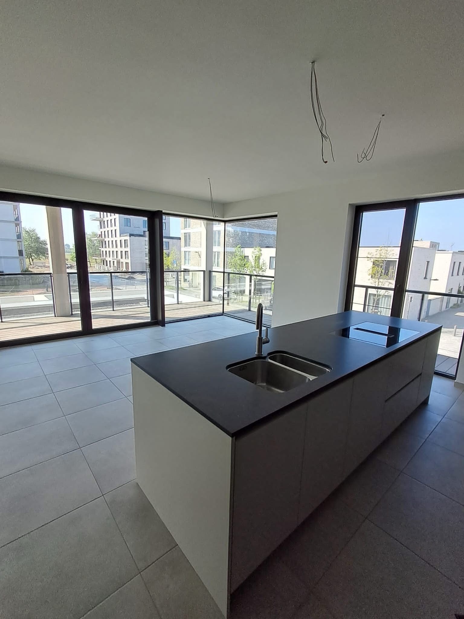 Moderne leefruimte met keukeneiland