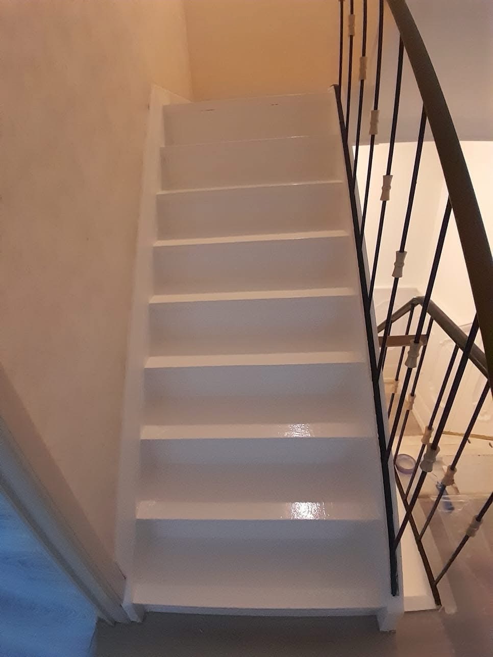 Witgeschilderde trap