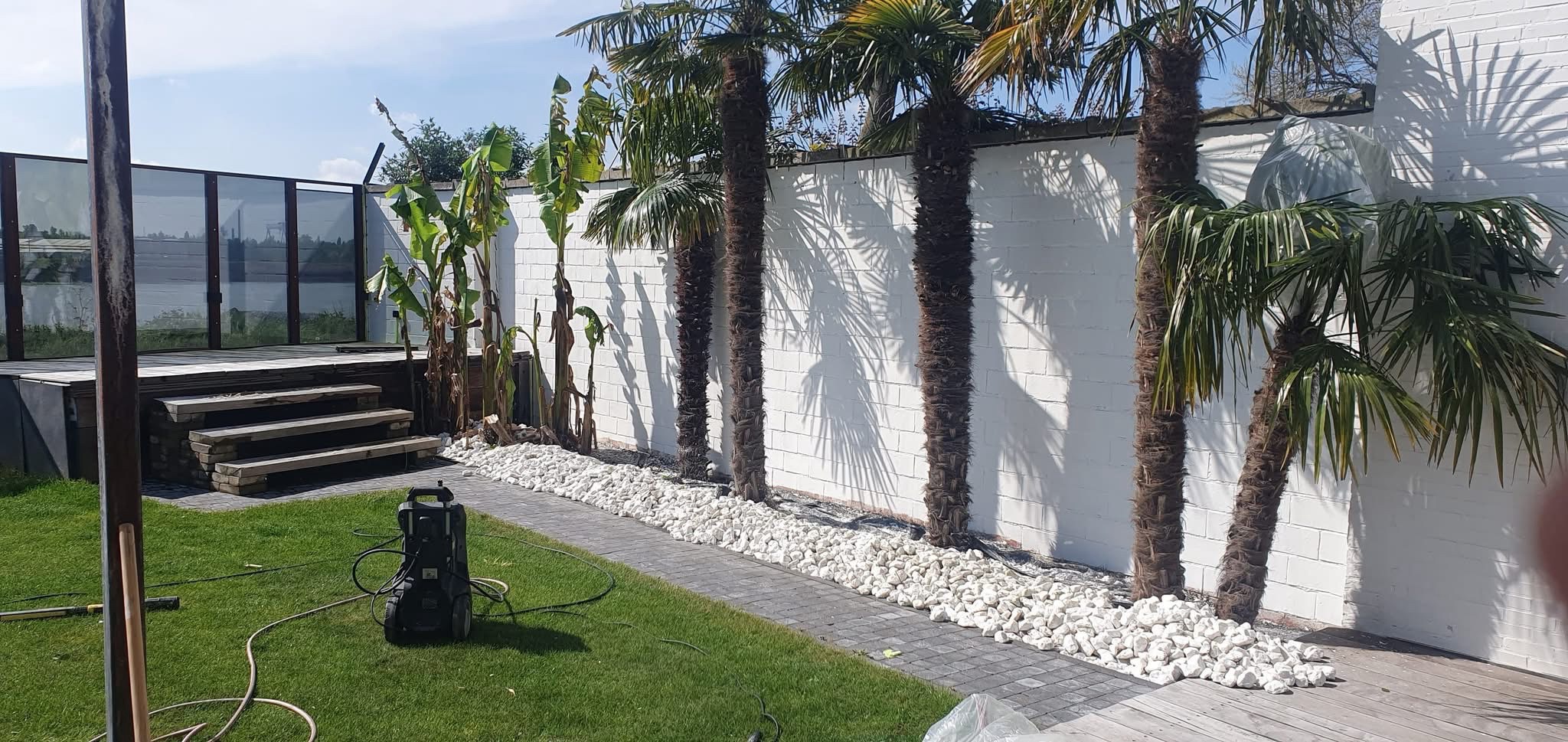 Tuin met zwevend terras en kaleimuur